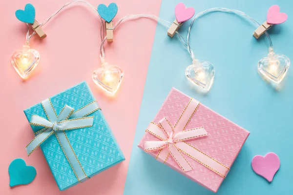 心形花环和礼物在粉红色和蓝色的背景为情人节 — 图库照片