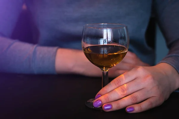 Jeune Femme Verre Avec Alcool — Photo