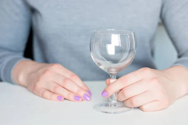 Mujer Joven Copa Vino Vacía — Foto de Stock