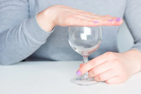 Genç bayan bardağını kapatıyor, alkolü reddediyor.