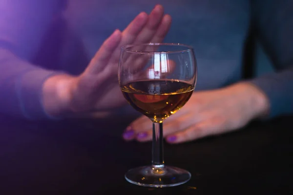 Genç kadın alkolü reddediyor.