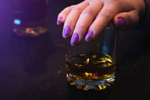 Młoda Kobieta Zakrywa Szklankę Dłonią Odrzucenie Alkoholu — Zdjęcie stockowe
