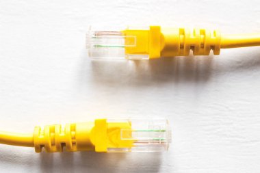 Beyaz arkaplanda sarı ağ internet kablosu