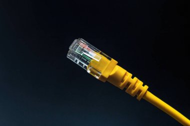 Siyah arkaplanda sarı ağ internet kablosu