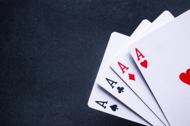 metin yeri ile siyah arka plan üzerinde kartları.