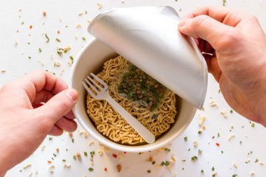 adam anlık erişte ile kutuyu açar