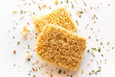 beyaz bir arka plan üzerinde baharat ile anlık erişte