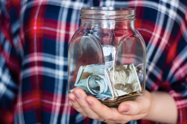 bağışlar için bir kavanoz tutan kız, bağış toplama, kopya alanı ile sadaka