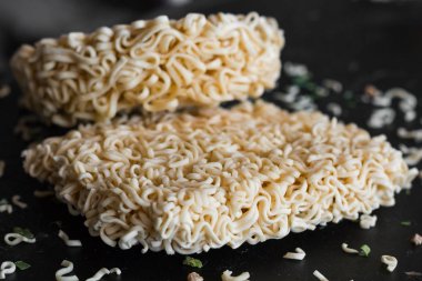 siyah arka plan yakın çekim anında erişte briketler