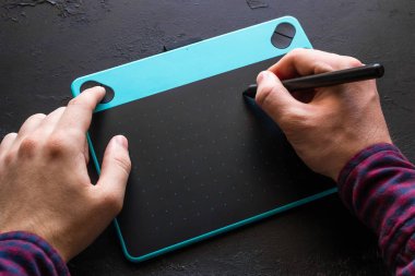 tasarımcı sanatçı siyah bir arka plan yakın çekim bir grafik tablet kullanır