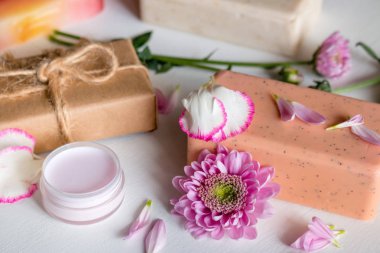 doğal el yapımı kozmetik. beyaz arka plan üzerinde otlar ve çiçekler sabun ve spa yüz kremi