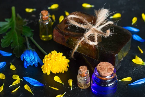 Jabón Hecho Mano Flores Botellas Con Aceite Cosmético Sobre Fondo — Foto de Stock