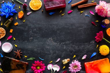 siyah bir arka plan üzerinde doğal kozmetik, el yapımı sabun ve otlar çerçeve