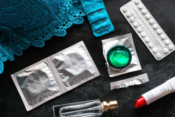 Biustonosz Szminka Pigułki Antykoncepcyjne Prezerwatywy — Zdjęcie stockowe