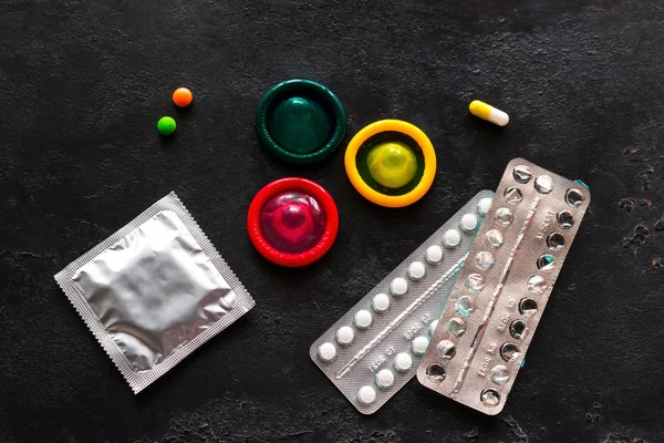 Varios Anticonceptivos Condones Anticonceptivos Orales Píldoras Anticonceptivas Sobre Fondo Negro —  Fotos de Stock