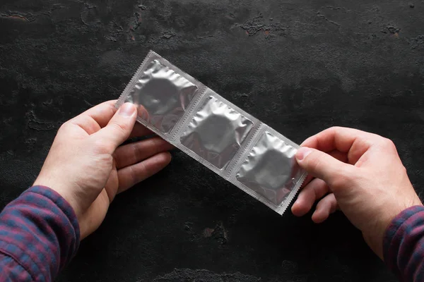 Uomo Con Mano Pacchetto Preservativi Concetto Contraccezione — Foto Stock