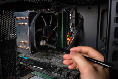 Bilgisayar Teknolojisi Mühendisi Pc donanımından toz kaldırır