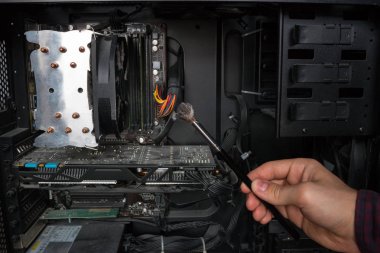 Pc donanım temizleme mühendisi toz gösterir