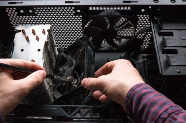 bilgisayar teknisyeni Cpu soğutucu ve donanım temizler