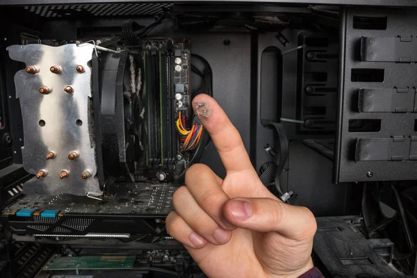 コンピュータ技術者は パーソナルコンピュータのハードウェア上のどのくらいのほこりを示しています — ストック写真