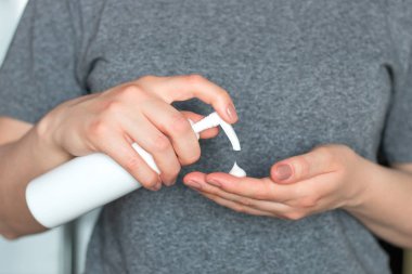 genç kadın ve vücut bakımı için nemlendirici krem losyon bir tüp