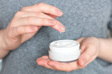 genç kız ve nemlendirici vücut bakım kremi yakın