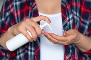 el kremi bir tüp tutan kadın yakın