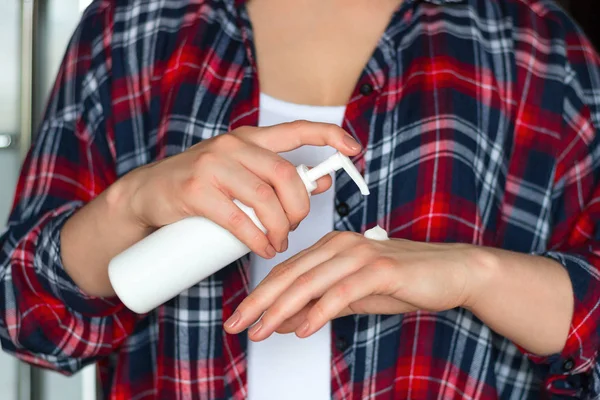 Mulher Aplicando Hidratante Mão Creme Conceito Corpo Cuidados Com Pele — Fotografia de Stock