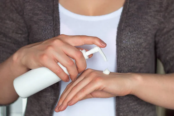 Mujer Joven Aplica Crema Para Cuidado Piel Para Las Manos — Foto de Stock