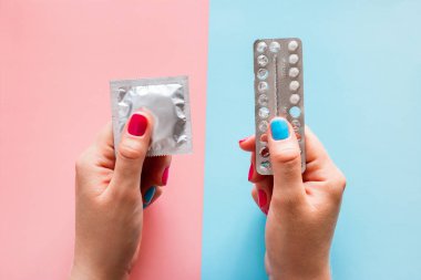 kadın doğum kontrol hapları tutan - prezervatif ve doğum kontrol hapları