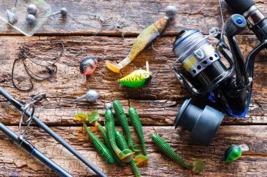 Kurgan, Rusya, 10 Haziran 2019 ahşap arka planda balık tutmak için iplik ve aksesuarlar