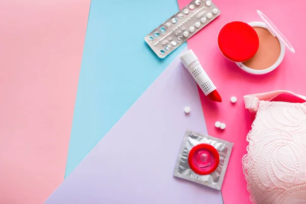 Kvinnlig Kosmetika Och Preventivmedel Färgad Bakgrund Med Utrymme För Text — Stockfoto