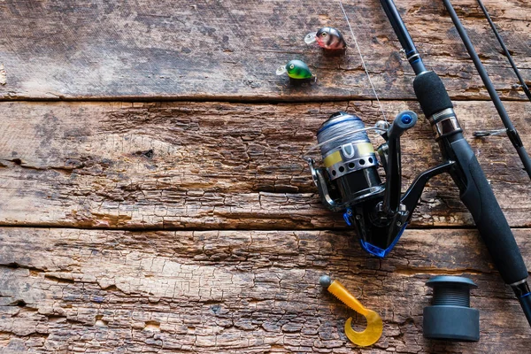 Señuelos de spinning y pesca sobre un fondo de madera con espacio para — Foto de Stock