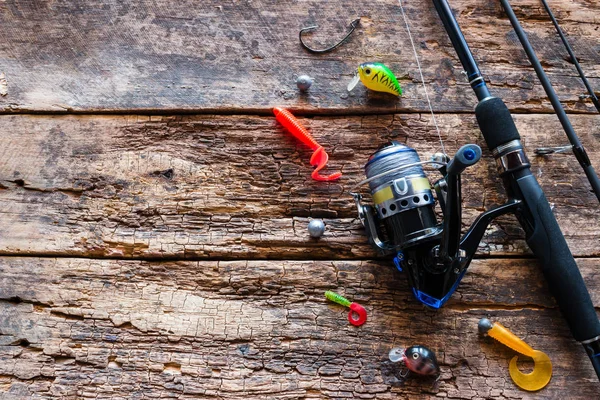 Рыболовные снасти на деревянном фоне с местом для текста. spinn — стоковое фото