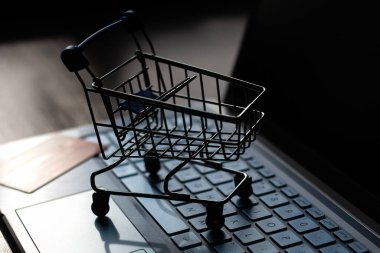Bir bilgisayar klavyesinde market arabası ve kredi kartı, online alışveriş konsepti, online mağaza