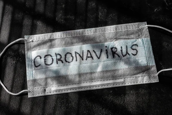 Máscara Médica Con Inscripción Coronavirus Primer Plano Sobre Fondo Negro —  Fotos de Stock