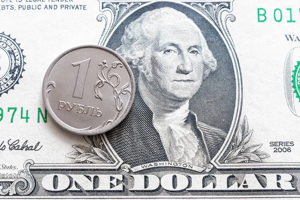 Одна Рубльова Монета Тлі Долара Портретом Вашингтона — стокове фото