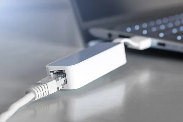 Adaptateur Pour Connecter Câble Internet Gros Plan Ordinateur Portable Usb — Photo