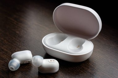 Beyaz kablosuz bluetooth kulaklıklar. Yakın plan.