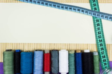Biriktiricileri iplik, dikiş, dikiş için santimetre ölçüm standartları. Metin için yer kopyalayın