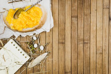 Beyaz ekmek üzerinde kabak yapıştır ile sandviç. Kabak dan havyar. Metin için yer kopyalayın