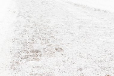 Kaldırım döşeme kar altında. Kar ve buz üzerinde kaldırım City.