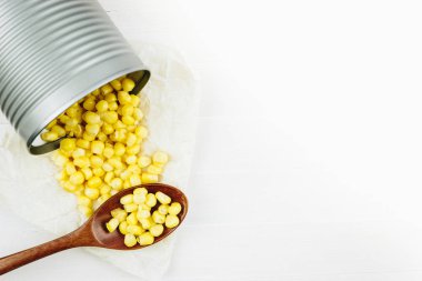 Masada tencerede konserve mısır