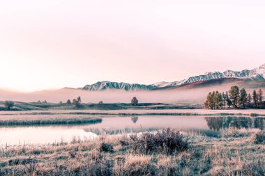 Gölün su yüzeyi dağlarda bir yansımasıdır. Dağ ve vadi bir ayna göl ile güzel görünümünü. Altay için seyahat.