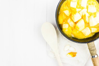 Tavada sarı kabak parçaları