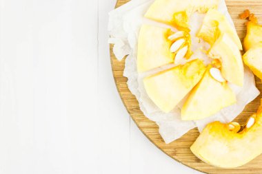 Sarı taze kabak tohumu beyaz bir tablo ile dilim. Metin için yer kopyalayın