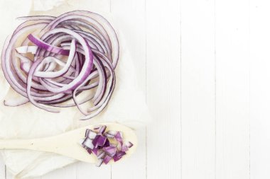 Halkalar, mor soğan dilimleri kesmek. Taze kırmızı soğan. Metin için yer kopyalayın