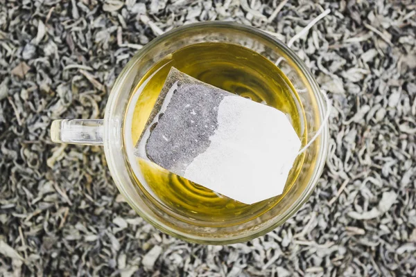 Glas Grüner Tee Mit Papiertüte Mit Trockenem Tee — Stockfoto