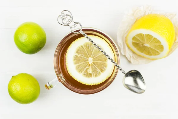 Sklenice Horkého Čaje Kulaté Plátky Čerstvého Citronu Bílém Stole — Stock fotografie