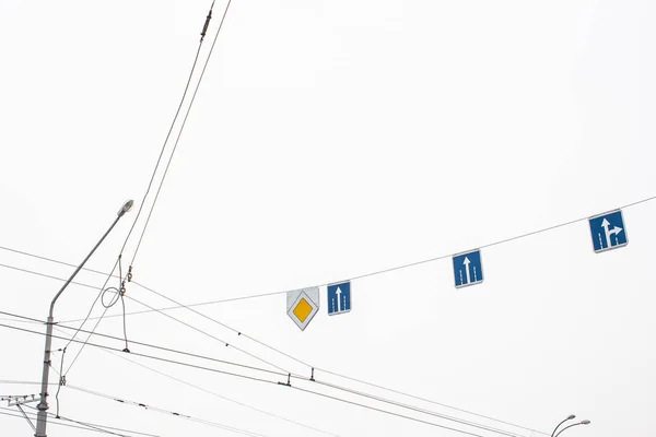 Flèche Signalisation Sur Fond Bleu — Photo